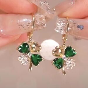 5/20 Elegant Gold and Green Clover Earrings